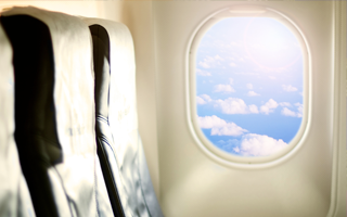 Una vista interior de una fila de asientos de avión y una ventana, donde la resina epoxi agrega resistencia.