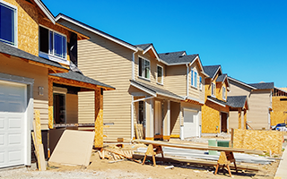 Los usos de la resina epoxi incluyen revestimientos duraderos para exteriores, como los que se usan en este desarrollo de viviendas residenciales en construcción.