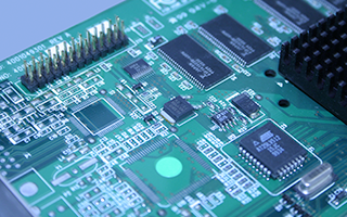Una placa de circuitos electrónicos usa resinas epoxi como aislamiento y para ayudar a prevenir cortocircuitos.