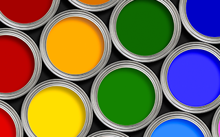 Una vista desde arriba de latas de pintura que contienen pinturas rojas, amarillas, naranjas y verdes que pueden contener resinas epoxi.