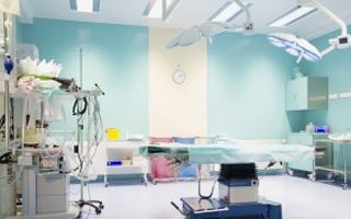 Un quirófano, con mesa, luces y diversos equipos médicos, y muchos ejemplos de usos médicos del plástico de policarbonato.